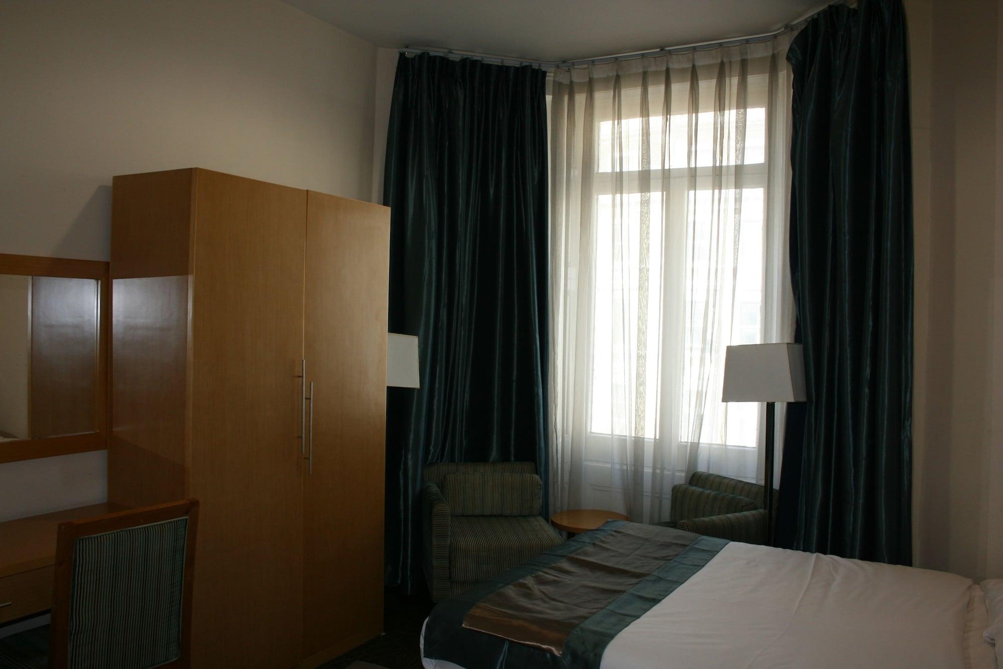 Cromwell Hotel London Exterior photo