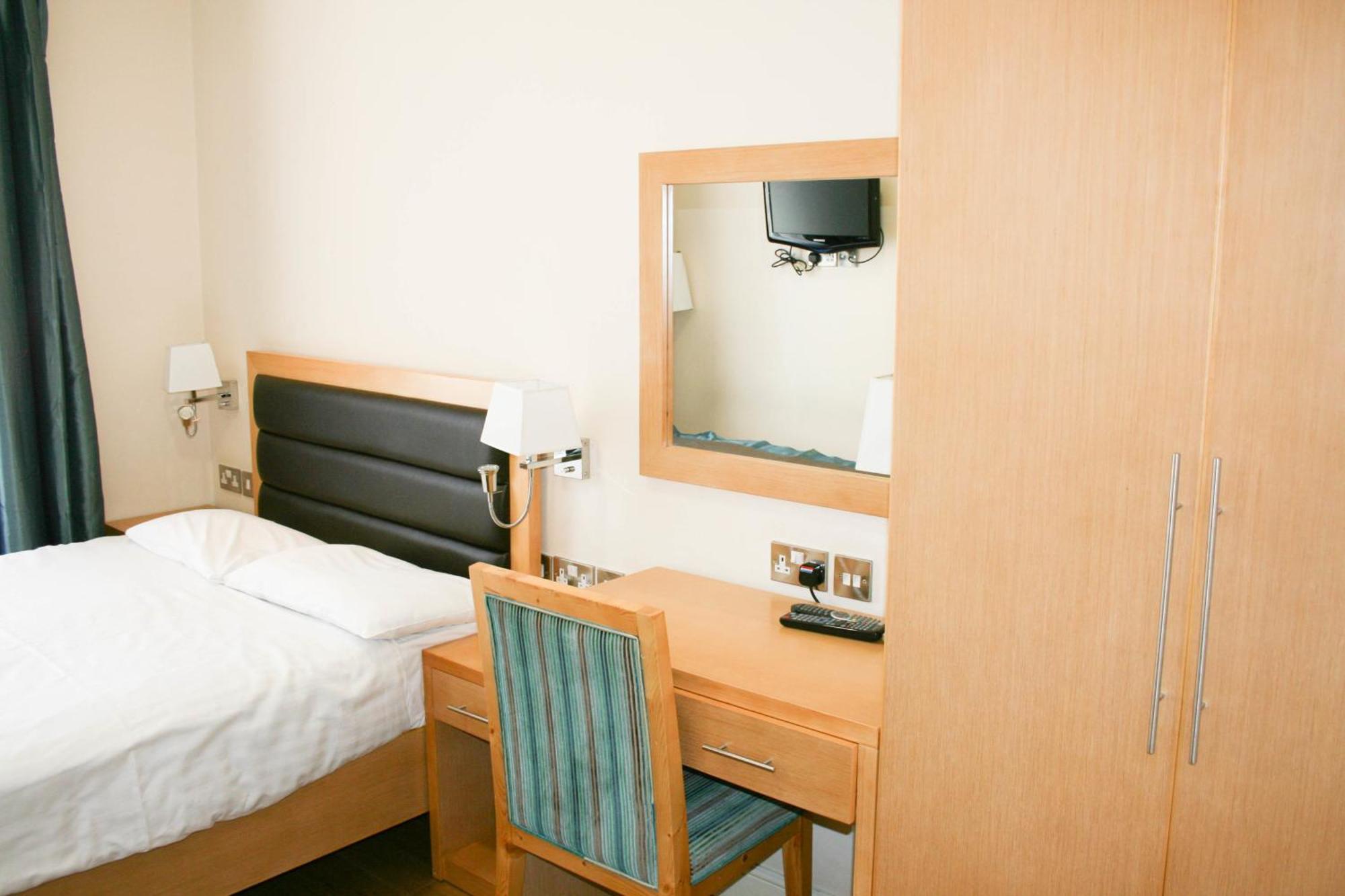 Cromwell Hotel London Room photo