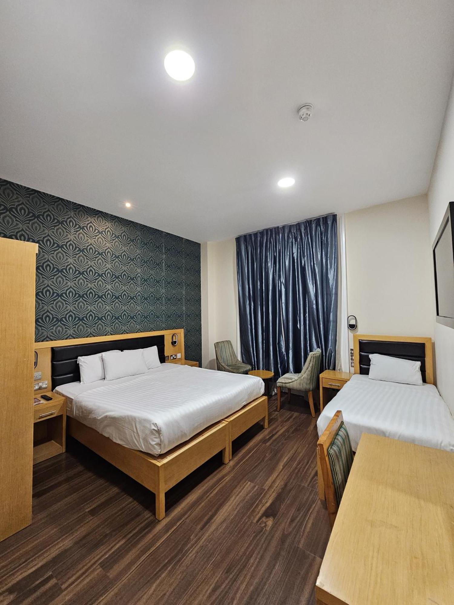 Cromwell Hotel London Exterior photo